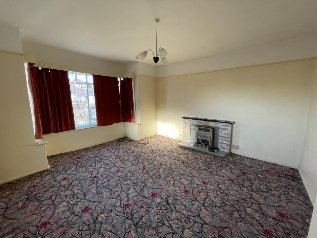 Lot: 43 - TWO-BEDROOM BUNGALOW FOR IMPROVEMENT - living room with bay window and fireplace
